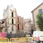 L’alcalde va inspeccionar ahir els treballs de demolició. - MAGDALENA ALTISENT