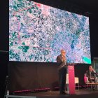 El alcalde, Fèlix Larrosa, durante la conferencia celebrada en la Llotja con su propuesta para dotar al aeropuerto de Alguaire de conexión ferroviaria.