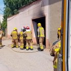 Els Bombers treballant ahir en l’incendi d’un garatge. - BOMBERS