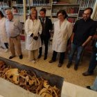 Un equip de tècnics conservadors i restauradors patrimonials han procedit aquest dilluns a l'obertura de les dos osseres que hi ha a l'església del monestir de Santa Maria de Bellpuig de les Avellanes.
