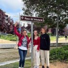 Laura Tosi, d’Itàlia i, Ayshe Soykiray, de Xipre, amb la responsable del programa a l'Ajuntament de Lleida, Elena Aranda, a la plaça del Voluntariat el passat 9 de maig amb motiu del Dia d’Europa