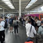 Els viatgers afectats van esperar en una andana d’Atocha per ser resituats.