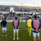 Jugadors del Lleida, davant de penyistes en un partit d’aquest curs. - JORDI ECHEVARRIA