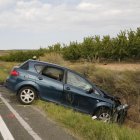 El turisme va acabar a la cuneta després d’envestir les dos motocicletes. - AMADO FORROLLA