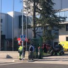 El serveis d'emergència, a l'empresa afectada per l'incendi aquest dijous al matí.