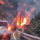 La col·lisió entre els dos vehicles va produir un incendi.