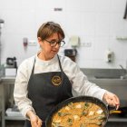 Eva Chica, cuinera i emprenedora de ‘Txica dxef’, mostra un dels seus plats. - EVA CHICA