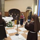 Karen Vázquez entrega la roba de núvia maia amb què va iniciar la cerimònia d’accés al noviciat. - MAGDALENA ALTISENT