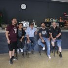 Els nous arrendataris, amb el president de l’associació L’Amistat i l’alcalde. - C. MARSIÑACH