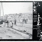 Escena quotidiana datada l’11 d’abril del 1906 en la qual s’aprecia l’entrada a Lleida pel pont Vell, amb l’arc del Pont al fons. - HERRERA I GES/ARXIU IEI