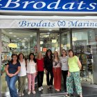 Treballadores de Brodats Marina, Maria Alba Roca i Marina Monsó, a la porta de la botiga, situada al carrer de les Corts Catalanes.