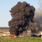 Un incendi calcina tres naus abandonades a Vilagrassa / Yamilia Castillo