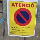 Un cartell que prohibia aparcar ‘modificat’ amb un retolador.