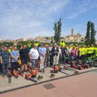 La presentación del nuevo servicio de jardinería se ha hecho en la plaza Blas Infante con el alcalde y varios representantes municipales, de las empresas concesionarias y vecinales.