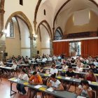 Gairebé 200 aspirants es van examinar ahir al Centre Cultural de les Monges de la Seu d’Urgell. - MAGDALENA ALTISENT