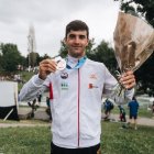 Miquel Travé posa amb la medalla de bronze aconseguida ahir al canal francès de Pau. - MARC ETXANIZ