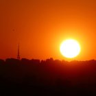 Posta de sol darrera el Tossal de la Cerdera d'Alpicat, després de registrar el dia més càlid en el que va d'any