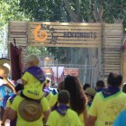 Collistes d'una penya de l'Aplec del Caragol entrant al recinte dels Camps Elisis