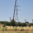 La primera torre de la nova línia elèctrica de l’Horta.