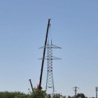 La primera torre de la nova línia elèctrica de l’Horta.
