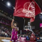 Batemon, fent onejar la bandera al guanyar el seu primer partit amb l’Hiopos contra el Saragossa. - ACB PHOTOPOL PUERTAS
