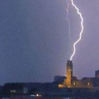 Una de les imatges que va deixar la tempesta elèctrica d'aquest dijous a Lleida.