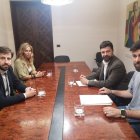 Marc Torres, Marta Pereira, Carlos Enjuanes i Jordi Gómez, ahir poc abans d’iniciar-se la reunió. - X.M.R.