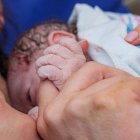 Imatge d’arxiu d’un nounat amb la seua mare en un hospital. - EUROPA PRESS