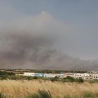 Vista de la inmensa humareda a causa del incendio desde la entrada a Tàrrega.