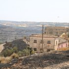 Cases del nucli de la Curullada envoltades pel foc de Granyena de Segarra