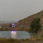 Els serveis d’emergències ahir al lloc de l’ofegament en un pantà a Alcarràs. - JORDI ECHEVARRIA
