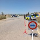 Un dels controls amb les dos policies en un camí de l’Horta. - PAERIA LLEIDA