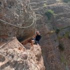 Un escalador disfrutando del recorrido.