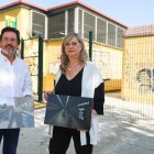 El diputat de Junts per Lleida al Congrés, Isidre Gavín, i la portaveu de Junts a la Paeria, Violant Cervera, amb els cartells de la nova estació de ferrocarril pactada amb el govern de l'Estat.