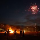 Amics i familiars es van reunir ahir al costat d’una foguera a Cappont per gaudir dels focs artificials durant la revetlla de Sant Joan. - AMADO FORROLLA