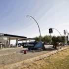 La nova electrolinera s’instal·larà en terrenys annexos als de l’actual estació de servei d’Eurotrak, al peu de l’A-2 a Fonolleres. - C.SANS