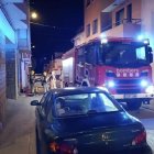 Bombers durant la matinada d’ahir a Puigverd de Lleida. ; Array