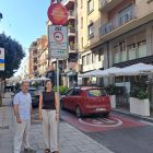 Cristina Morón, tinent d'alcalde de mobilitat de l'Ajuntament de Lleida, aquest dimarts en un dels accessos a la ZBE.