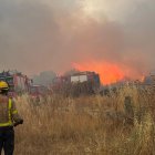 Una de les imatges de la virulència de les flames de l'incendi de Torrefeta i Florejacs.