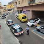 Imatge de les patrulles dels Mossos d’Esquadra i de l’ambulància del SEM al lloc dels fets.