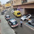 Imatge de les patrulles dels Mossos d’Esquadra i de l’ambulància del SEM al lloc dels fets.