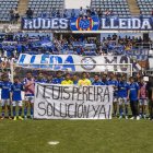La plantilla va exhibir aquesta pancarta davant de l’Espanyol B reclamant a Luis Pereira els diners que deu. - JORDI ECHEVARRIA