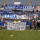 La plantilla va exhibir aquesta pancarta davant de l’Espanyol B reclamant a Luis Pereira els diners que deu. - JORDI ECHEVARRIA