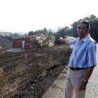 Francisco Vilà, veí de Guardiola (Vilanova de l'Aguda), mostra una de les seues granges, salvada per les flames de l'incendi de Torrefeta.