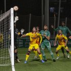 El Cornellà da al palo. Imagen del partido del Lleida en Cornellà de esta temporada