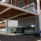 Accés a l'edifici de consultes externes a l'Hospital Arnau de Vilanova de Lleida.