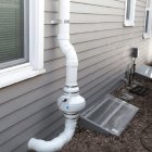 Un extractor de gas radó instal·lat a l’exterior d’un habitatge.