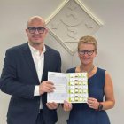 Representants de CaixaBank i els farmacèutics, amb el blíster. - COFLLEIDA