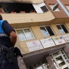 Un agent de la Policia Local de Fraga durant un servei a la capital del Baix Cinca.; Array
