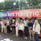 L’alcalde, Fèlix Larrosa, amb edils i tècnics de l’àrea de Turisme en la presentació del nou bus. - MAGDALENA ALTISENT